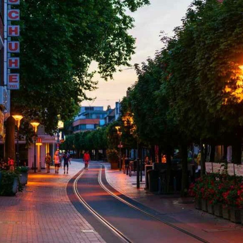 Frechener Fußgängerzone in der Abendstimmung
